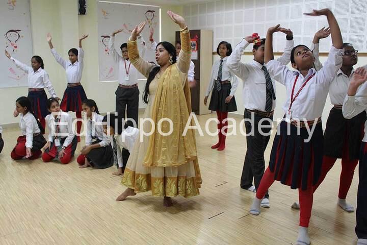 IMAGES[carouselImage].al