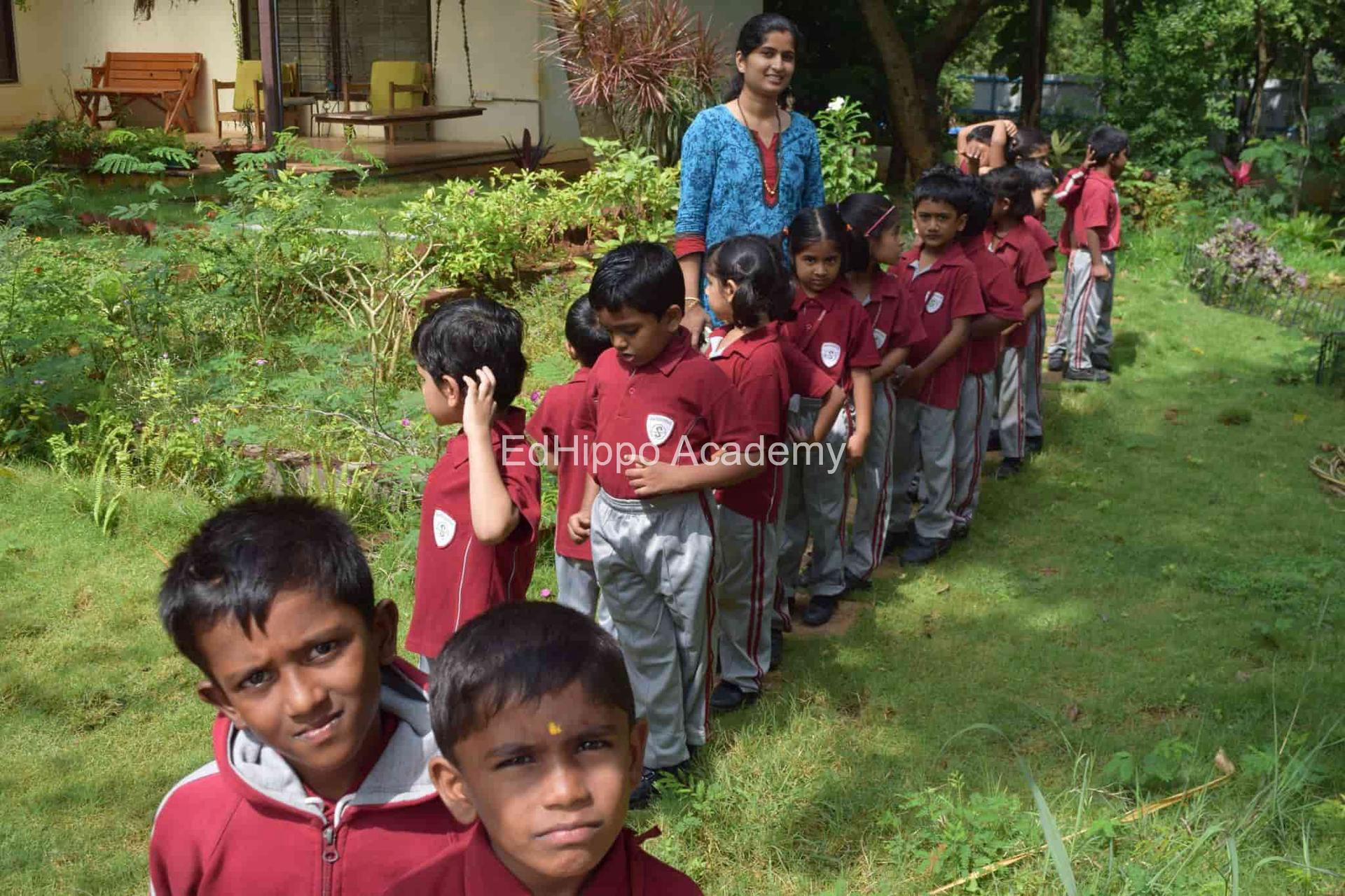 IMAGES[carouselImage].al